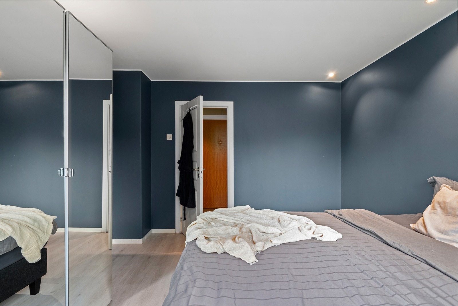 Soverommmet har god plass til dobbeltseng, nattbord og garderobeskap Galleribilde