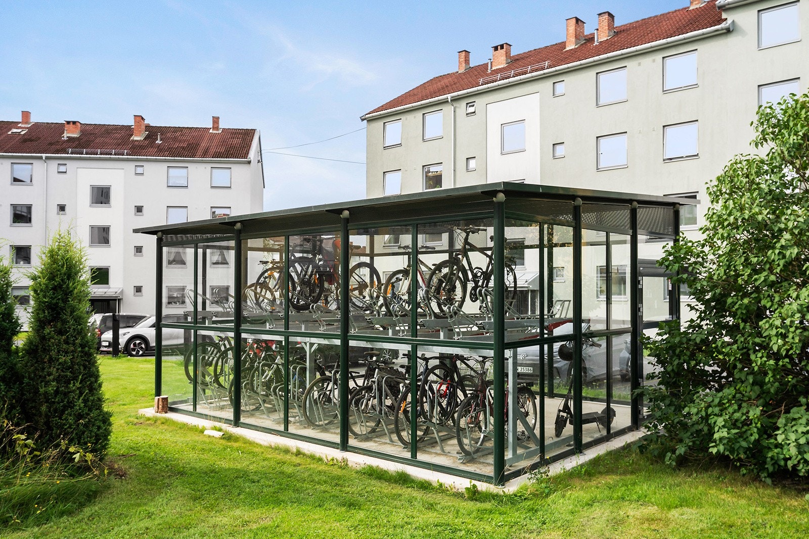 Det er et praktisk sykkelskur utenfor blokka for oppbevaring av sykler. Galleribilde