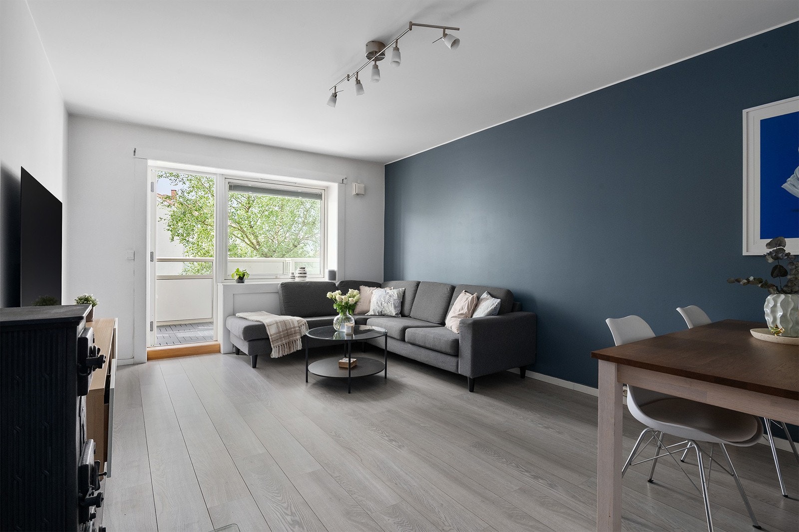 Stuen fremstår lun og hyggelig og med store vindusflater slippes det godt inne med naturlig lys noe som gir en god atmosfære Galleribilde