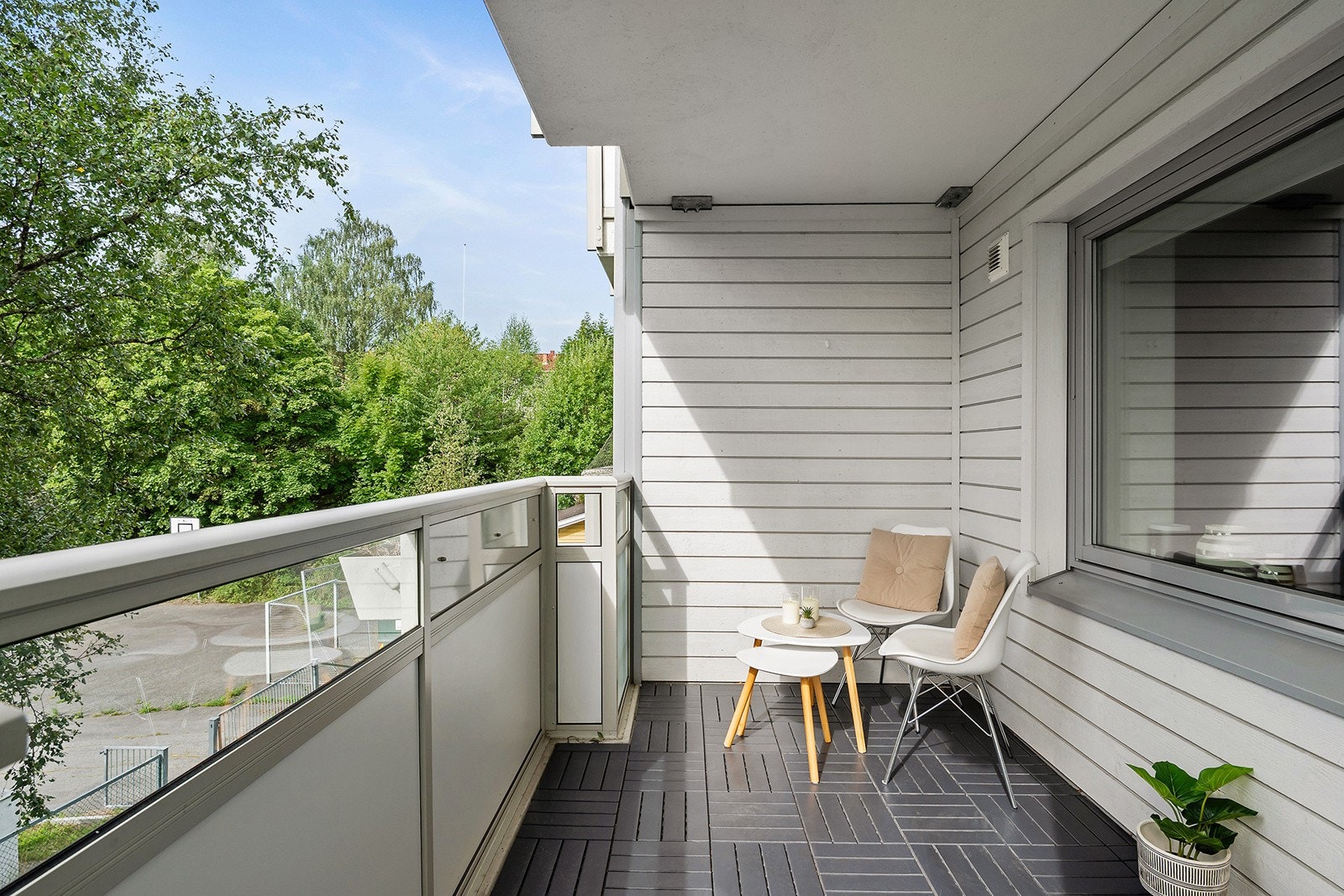 Herlig og usjenert balkong med med pcv fliser på gulvet. Her kan du skape en hyggelig uteplass for å nyte gode sommer og høstdager. Galleribilde