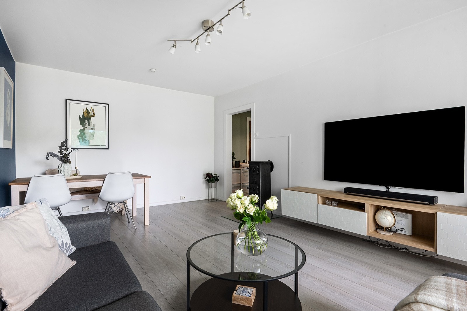 Stuen har glatte malte flater og laminat gulv. Det er godt med plass for Tv møbel eller annen møbering om ønskelig. Galleribilde