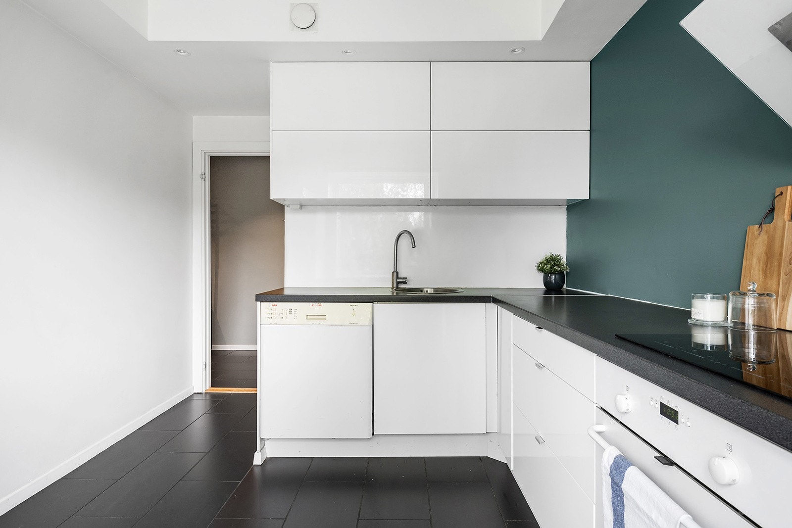 Kjøkkenet fremstår lyst og hyggelig med plass for et lite spisebord om ønskelig. Det er downlights i taket på kjøkkent som gir godt med arbeidslys. Galleribilde