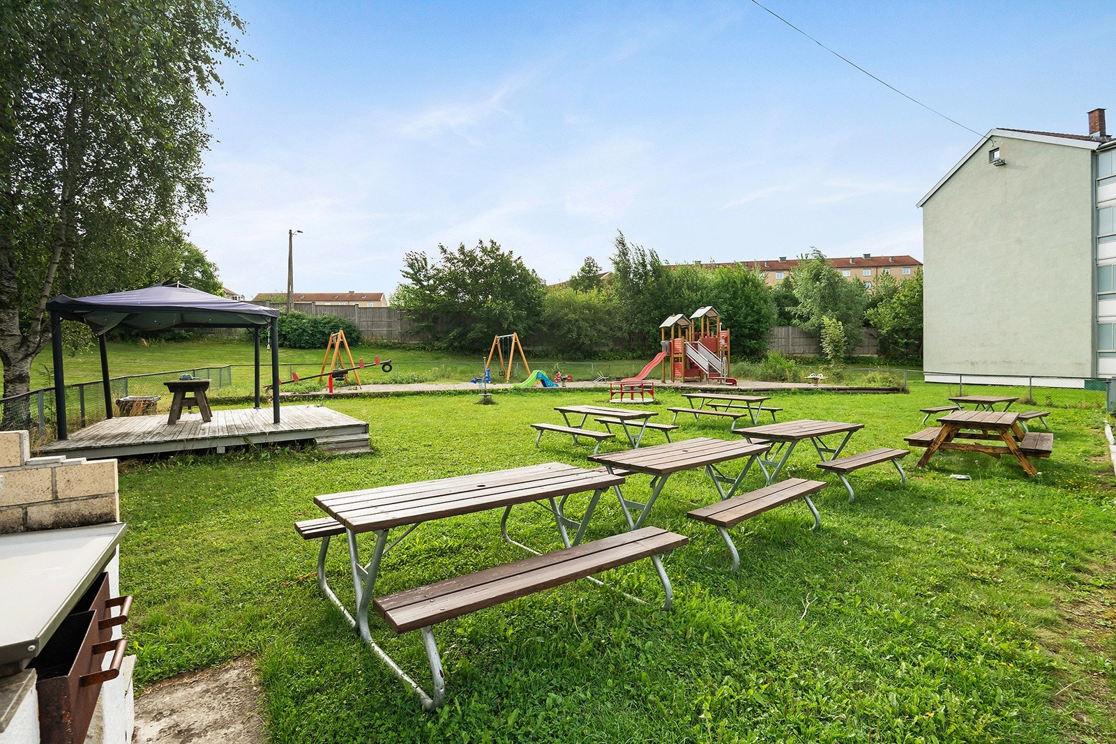 Det er en flott lekeplass og godt med sittebenker i borettslaget. Galleribilde