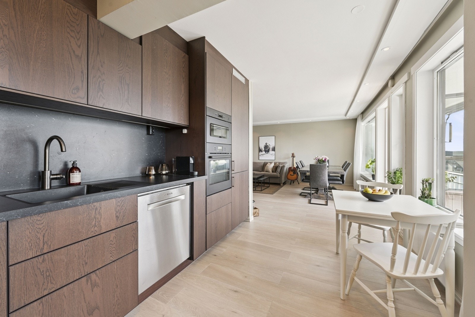 Innredning er utstyr med integrert komfyr, mikro, kjøl/frys og frittstående oppvaskmaskin. Galleribilde
