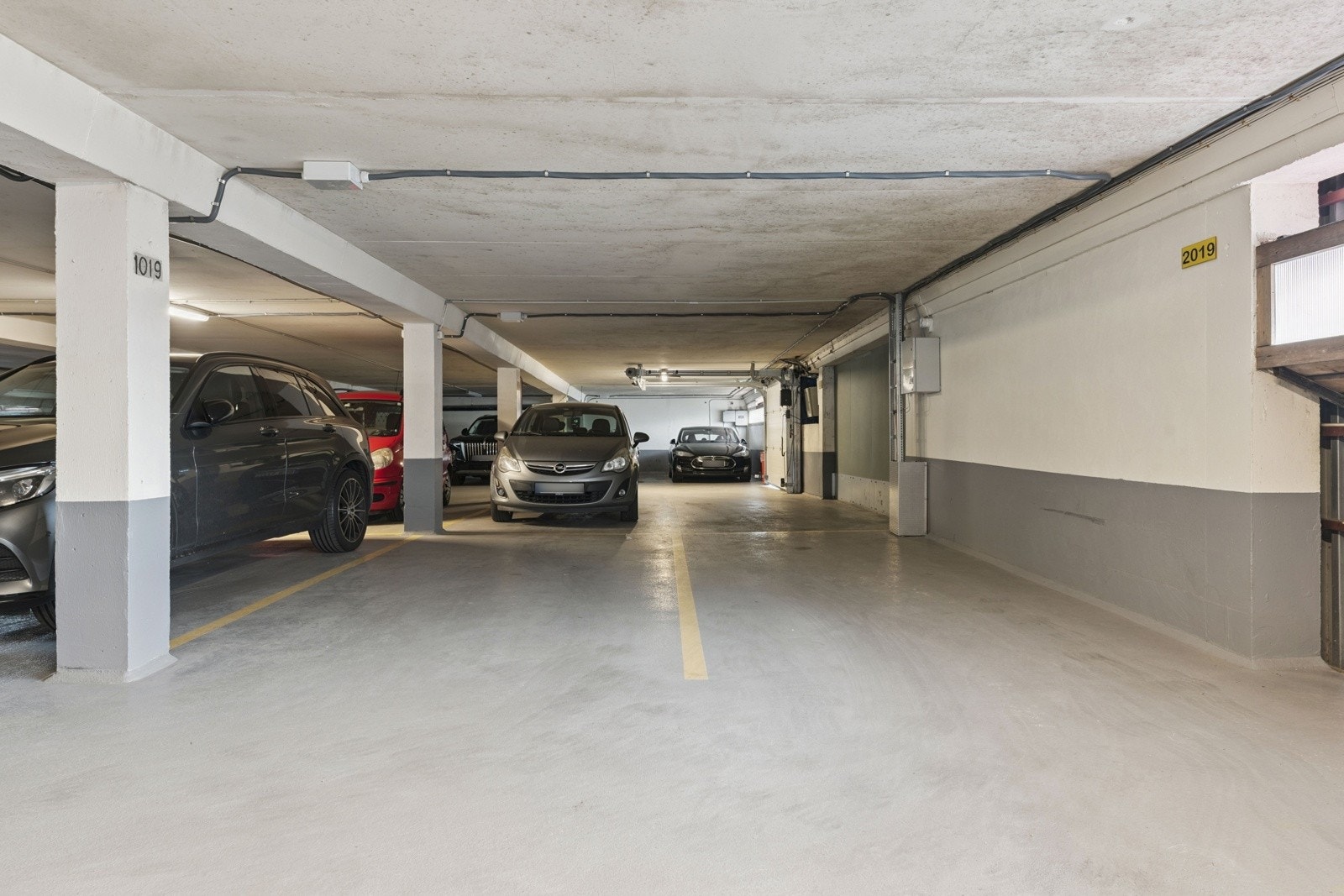 Biloppstillingsplass i felles garasjeanlegg. Galleribilde