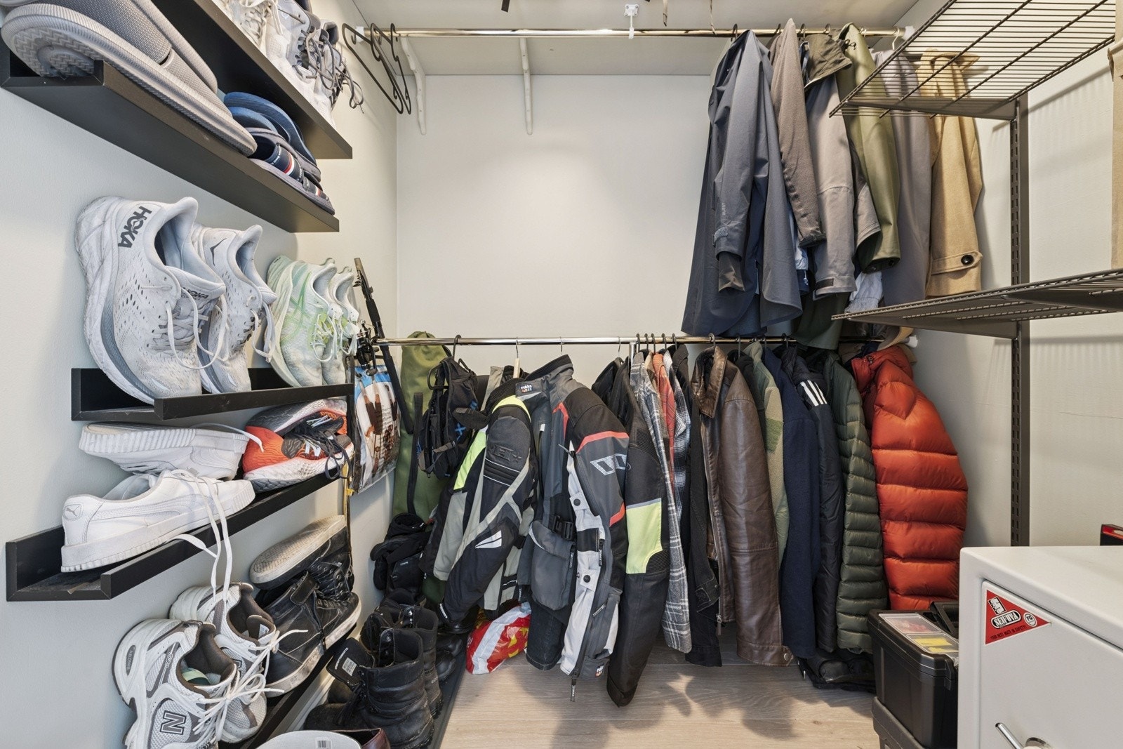 Praktisk innvendig bod i boligen. I tillegg disponerer boligen to eksterne boder. Galleribilde