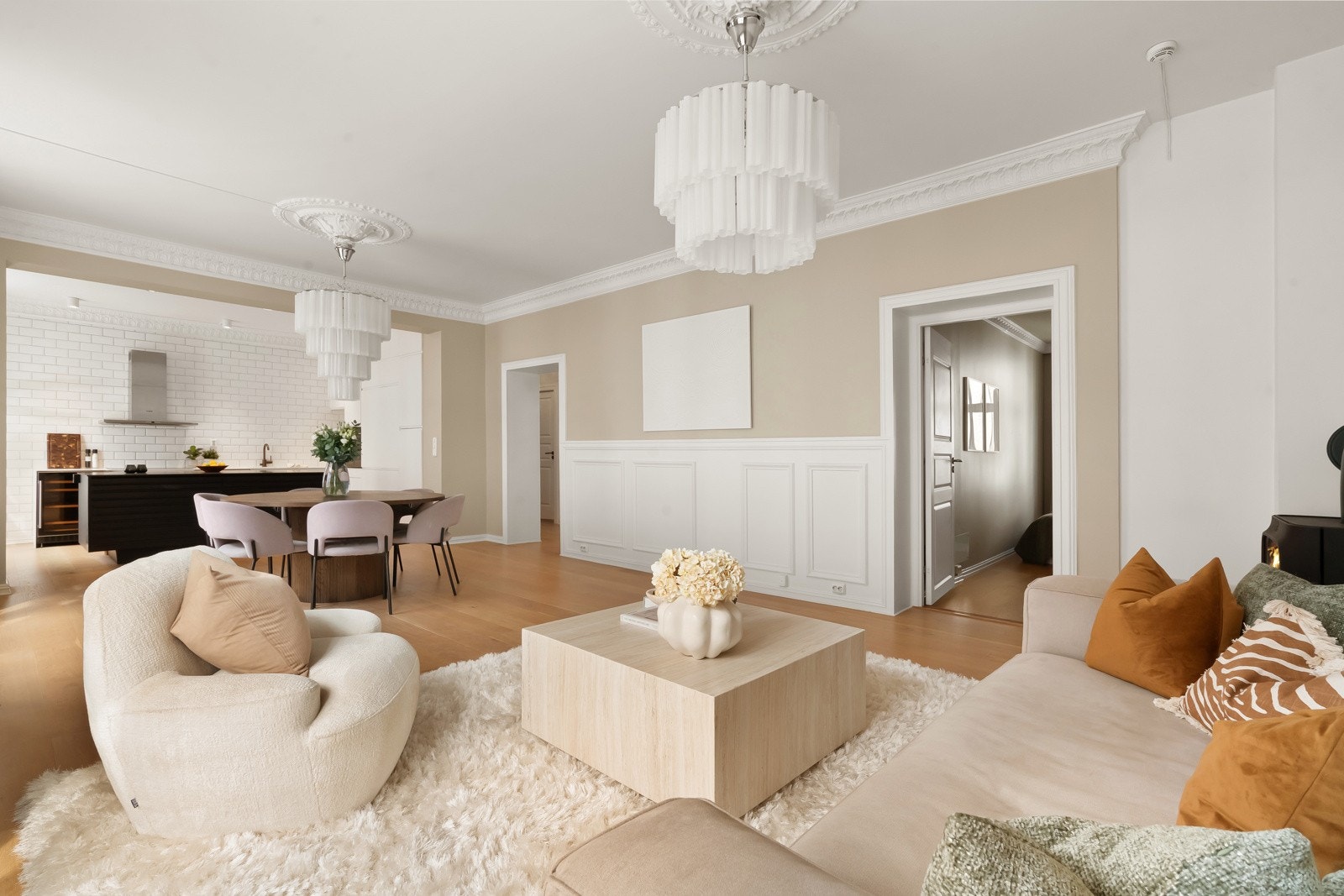 Åpen løsning mellom stue, spisestue og kjøkken byr på en sosial atmosfære med gode lysforhold hele dagen. Galleribilde