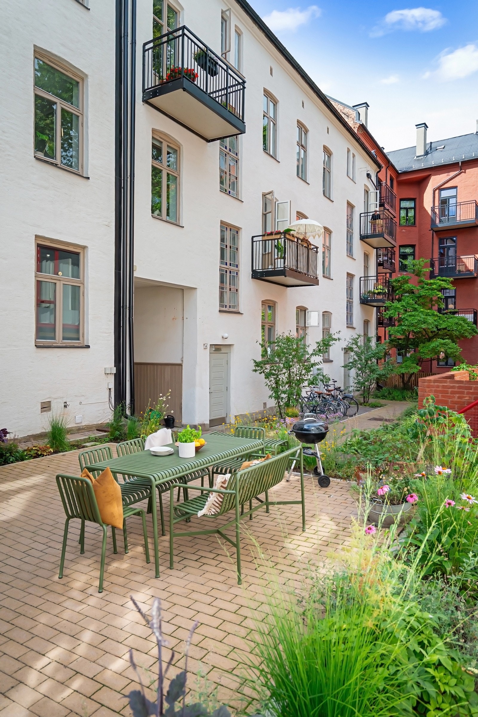 Hageområdet er pent opparbeidet i 2017. Galleribilde