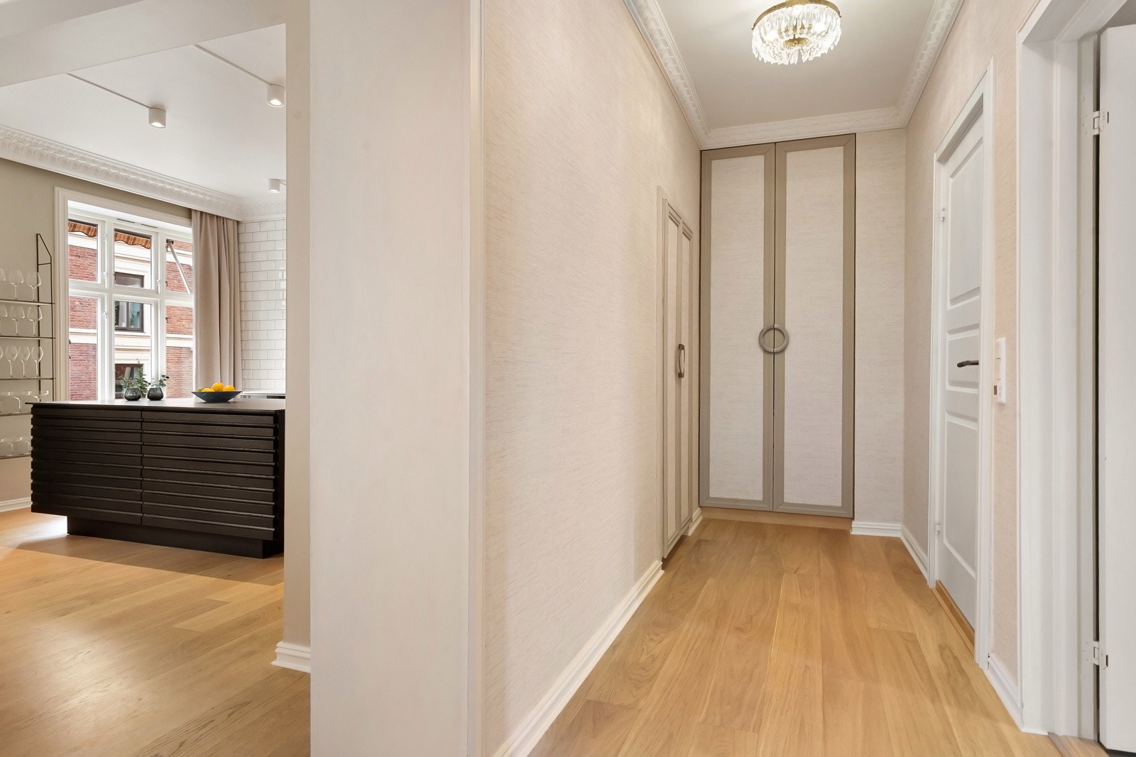 Etter entréen er det en mellomgang der soverom og bad ligger til høyre, mens oppholdsrom og hovedsoverom ligger til venstre. Galleribilde