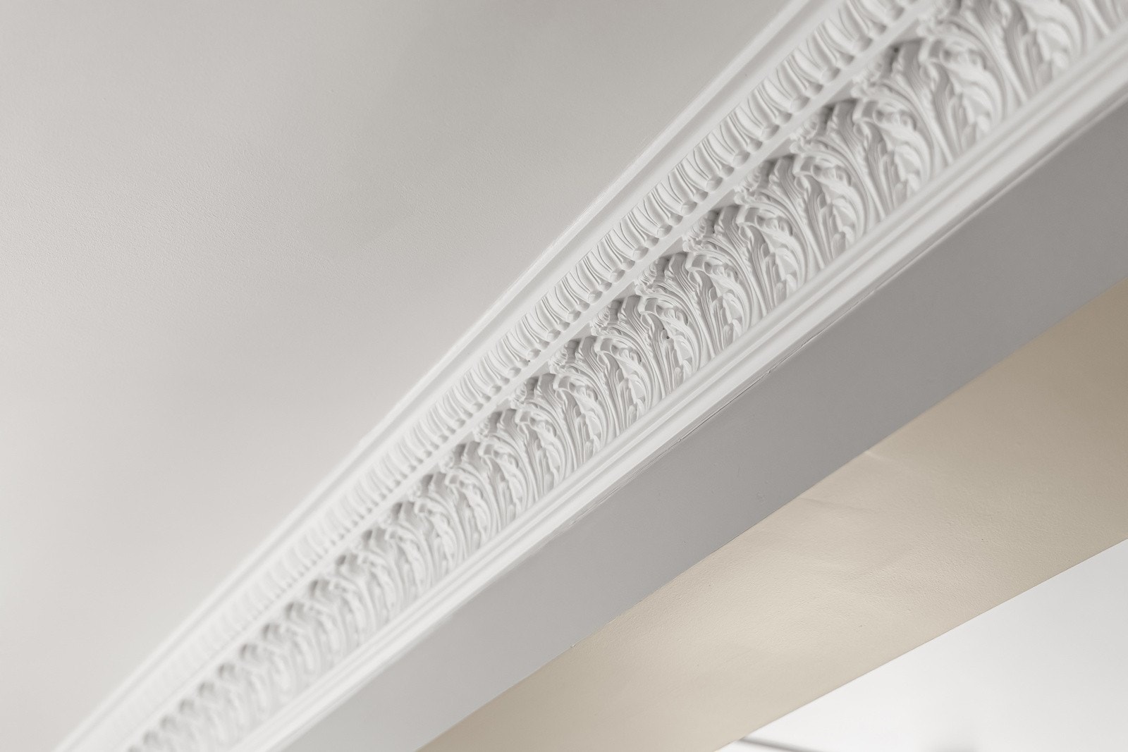 Detaljbilde av stukkatur. Det ble gjennomført ny stukkatur i hele leilgiheten Q4 2023. Galleribilde