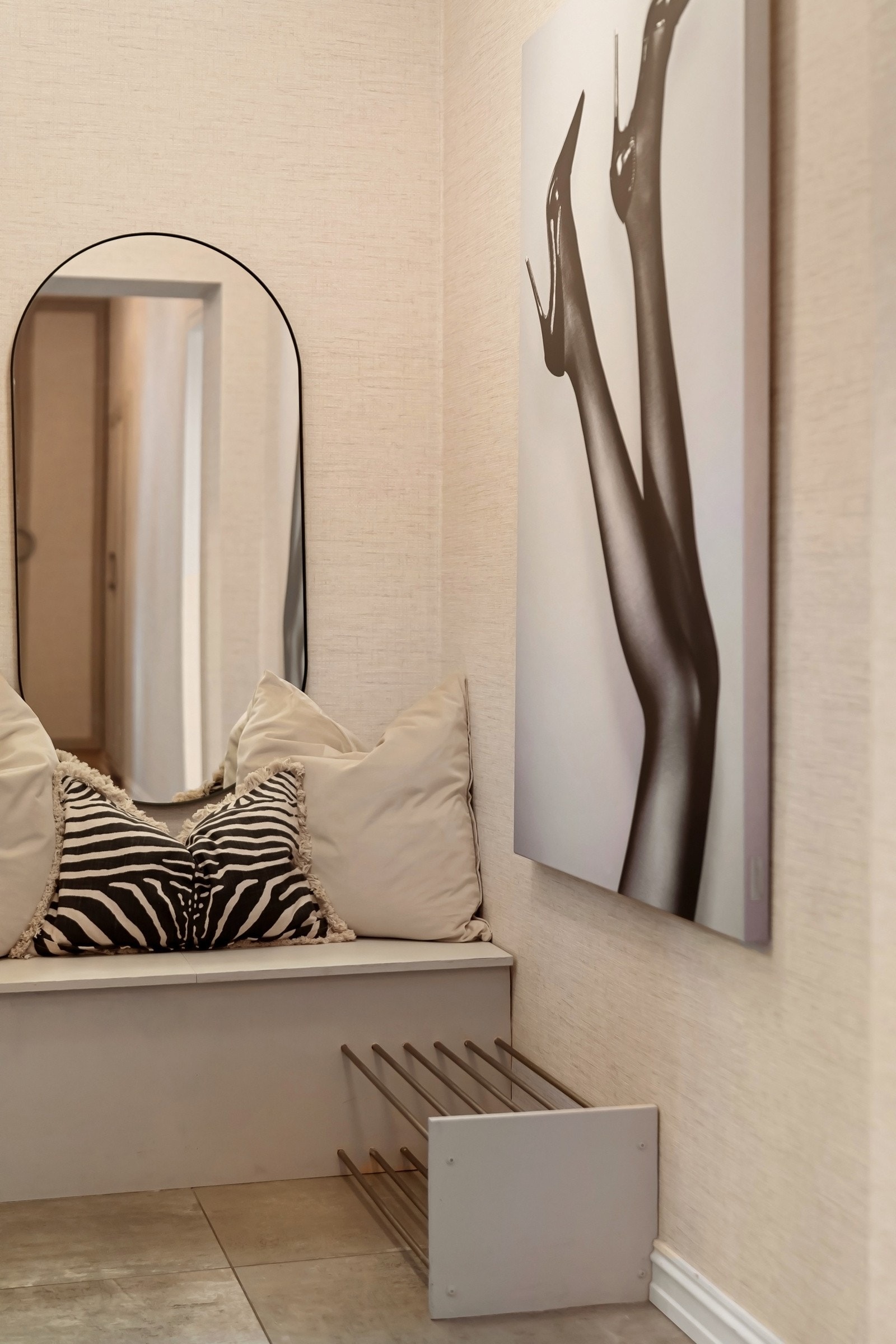 Gulvet er flislagt med varmekabler som er praktisk på våte- og kalde vinterdager. Galleribilde