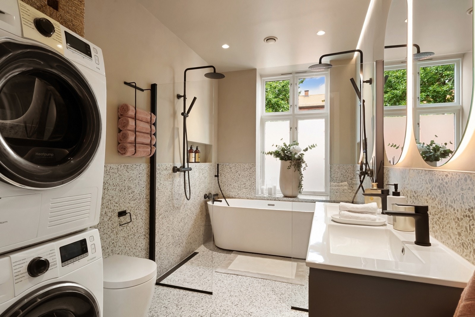 Unikt bad fra 2023 med flis, mikrosement og varmekabler. To dusjer med armatur fra celeste, glassfelt fra viking bad og innfelt purus line/corner designsluk i matt sort. Galleribilde