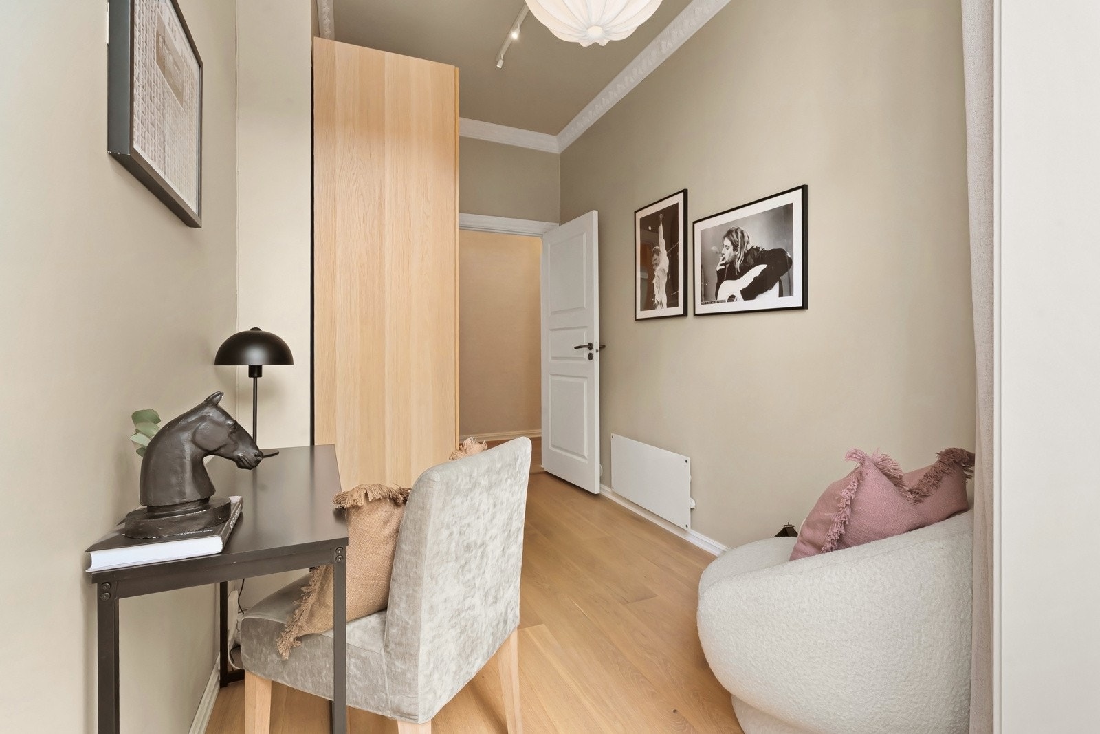 Begge soverommene vender mot en rolig bakgård, noe som gir sval temperatur og lite støy. Galleribilde