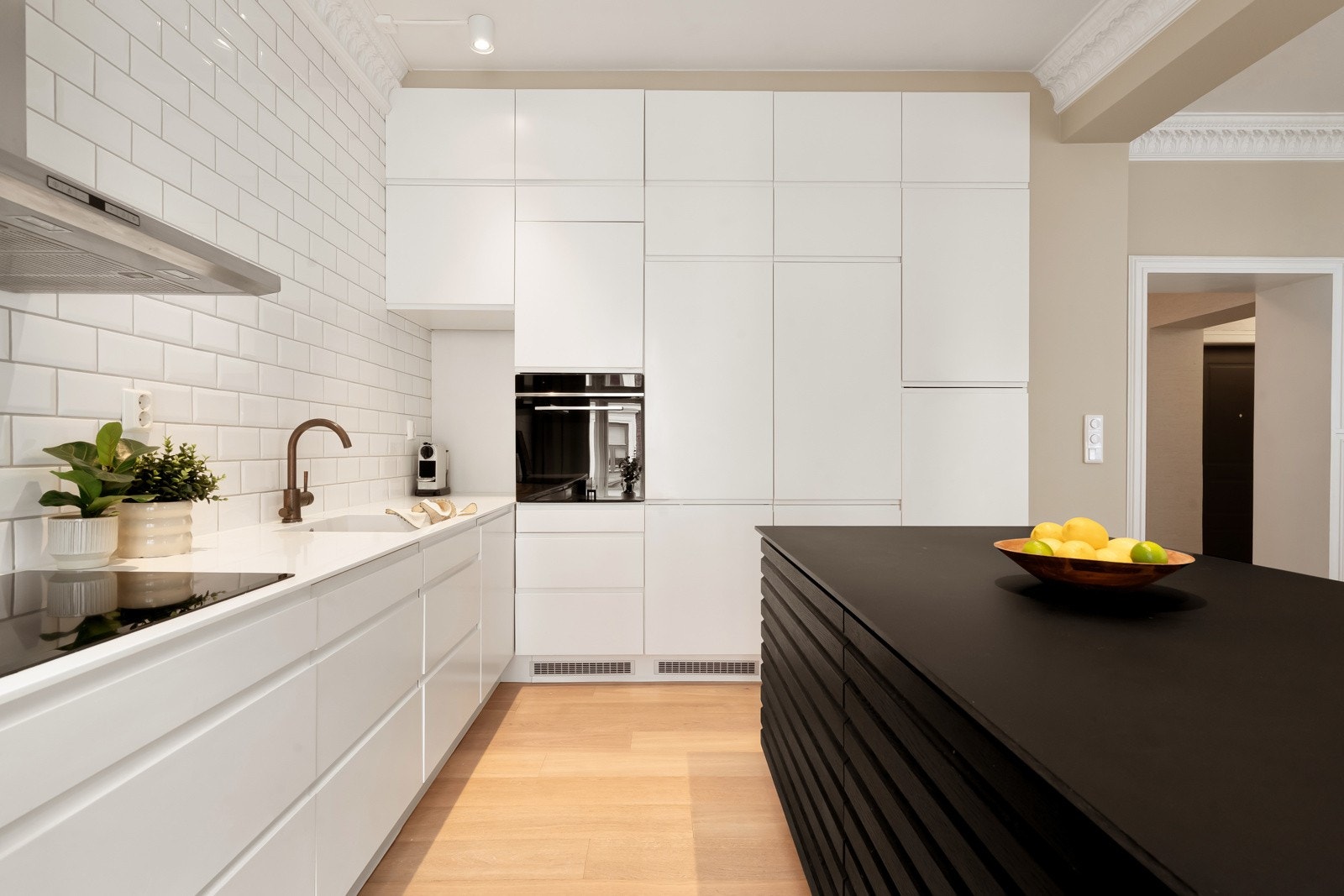 Kjøkkenøy fra JKE design med svartbeisede eikefronter. Benkeplate kjøkkenøy i kompaktlaminat som tåler høy varme. Galleribilde