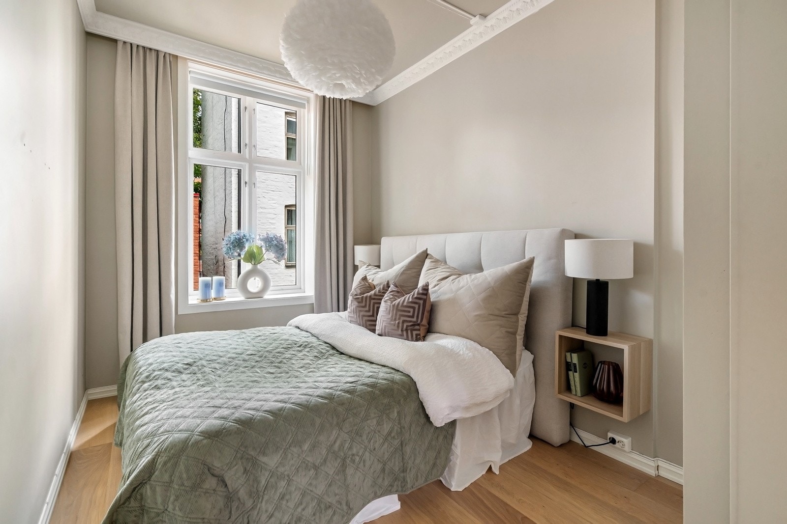 Hovedsoverommet har god plass til dobbeltseng, garderobe med belysning og en lun atmosfære. Galleribilde