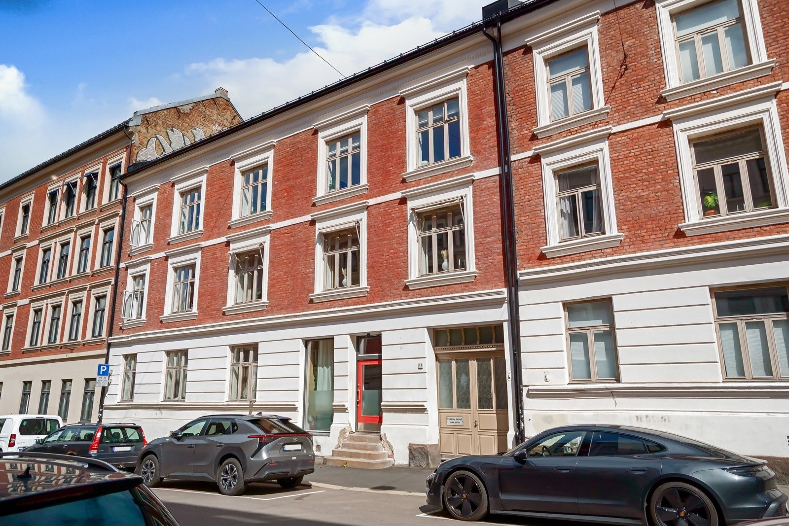 Pen og velholdt fasade i en rolig blindvei med minimalt gjennomgangstrafikk. Galleribilde