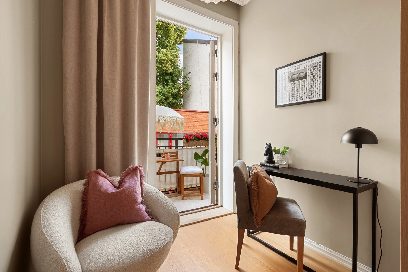 Ekstra soverom med utgang til balkong etablert i 2025 gir mulighet for frisk luft og grønne omgivelser rett utenfor døren. Galleribilde