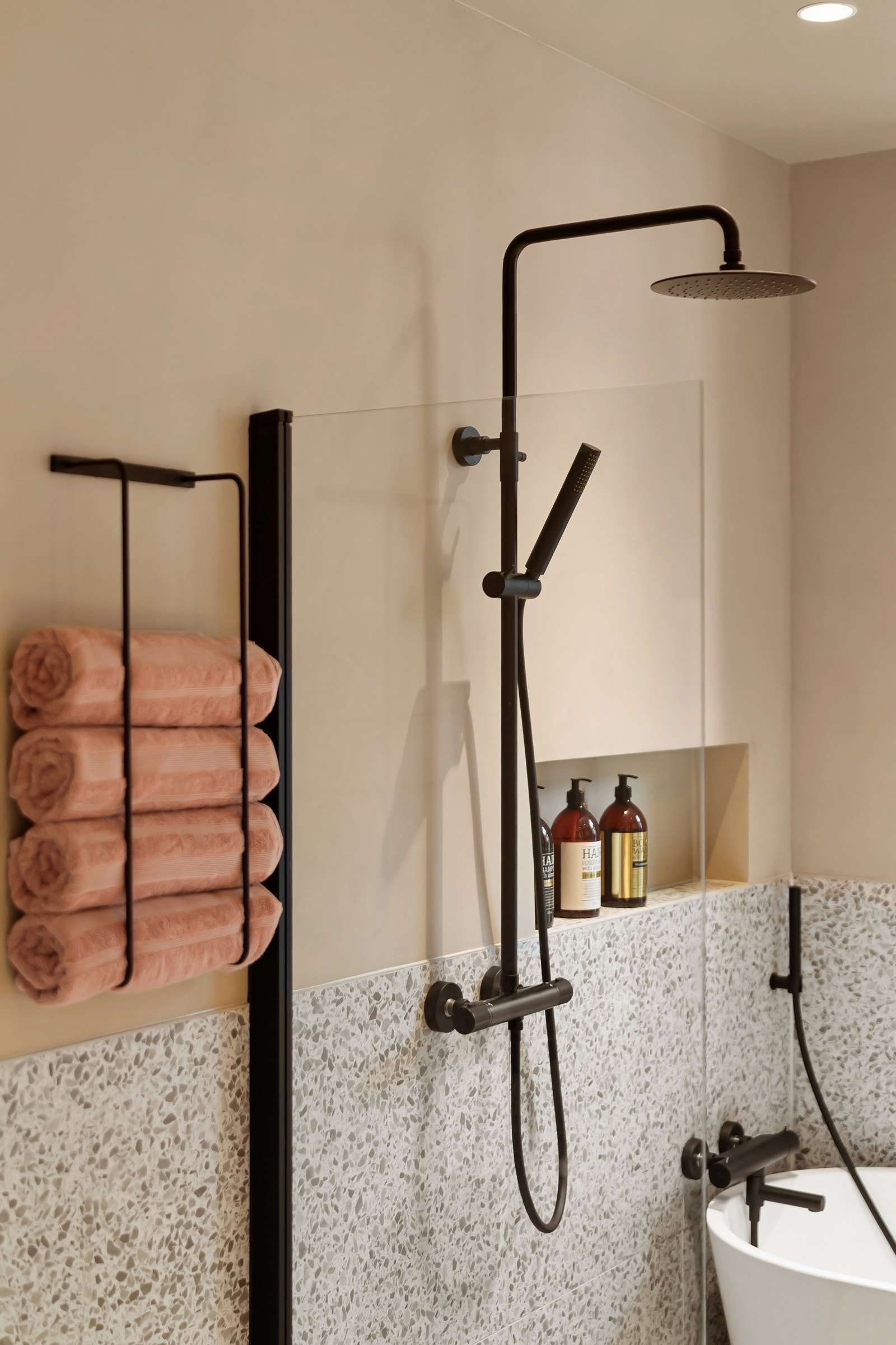 Eksklusive materialvalg og gjennomført håndverk gir badet et luksuriøst preg. Terazzofliser i farge beige. Galleribilde