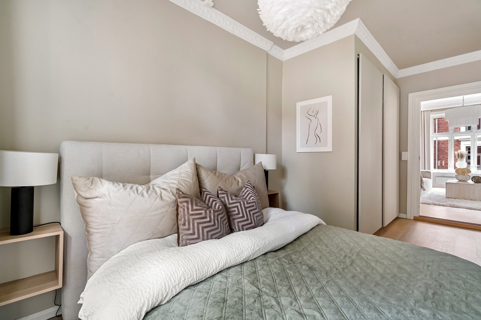 Rommet er malt i en moderne og behagelig farge som gir et godt sovemiljø. Galleribilde