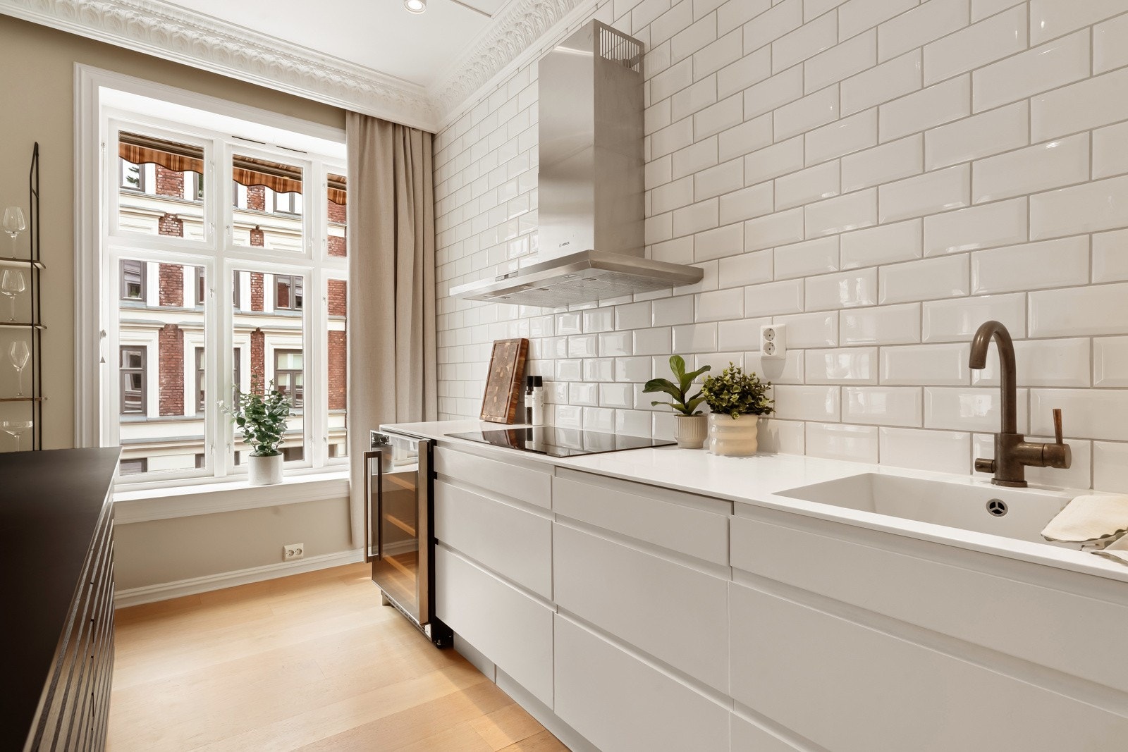 Integrert induksjonsplatetopp (2018), stekeovn,oppvaskmaskin, vinskap og kjøle/fryseskap. Galleribilde