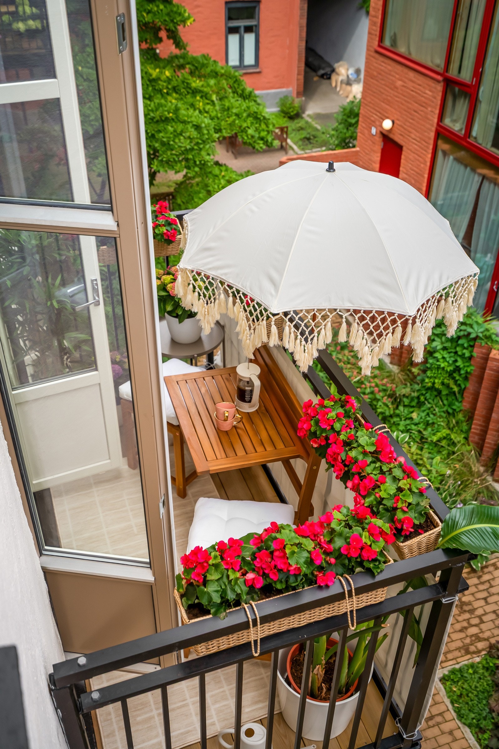 Ny balkong fra 2025 på 3 m² med plass til sittegruppe. Galleribilde