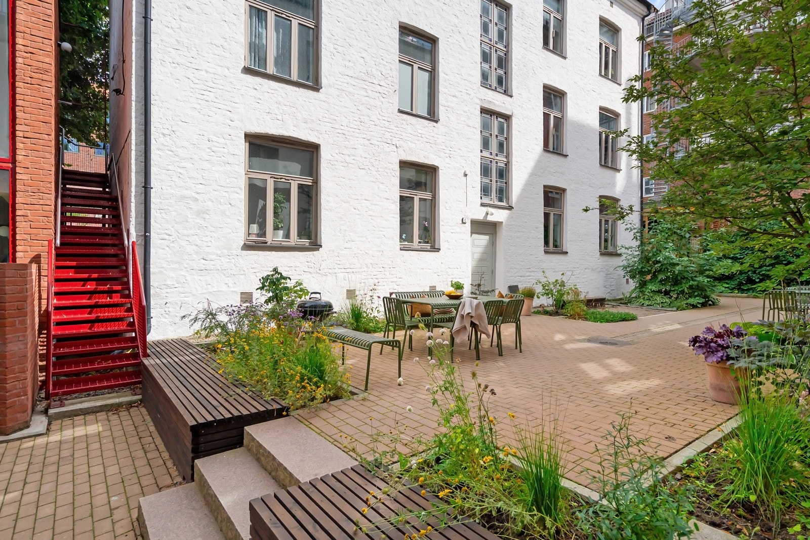 Fellesområdet er diskre og idyllisk med sittegruppe. Galleribilde