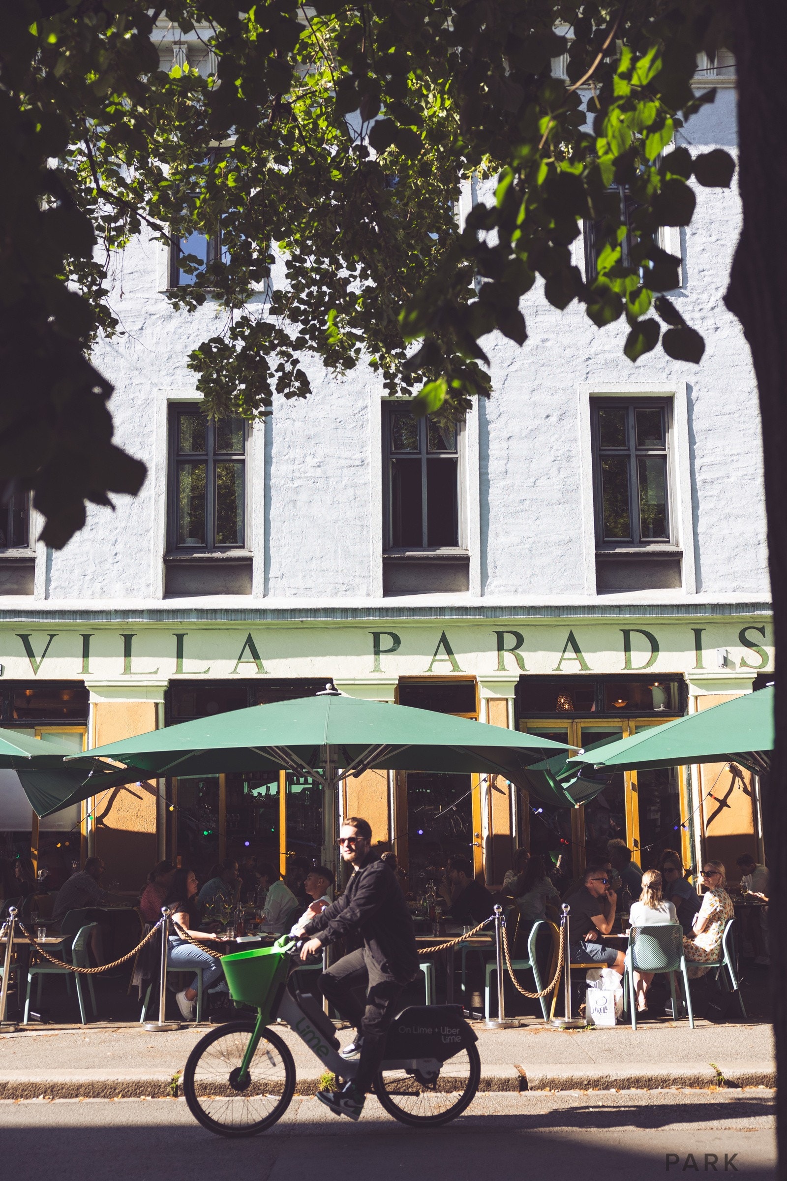 Hyggelig kaféer og restauranter i umiddelbar nærhet - Blant annet Lykke Kafé, Restaurant Hot Shop, Evviva Art Bar og Villa Paradico. Galleribilde