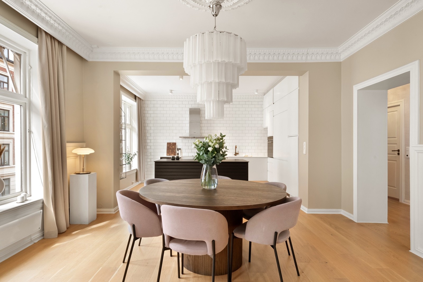 Vegger og tak ble malt i stue, spisestue og på kjøkken Q4 2023. Galleribilde