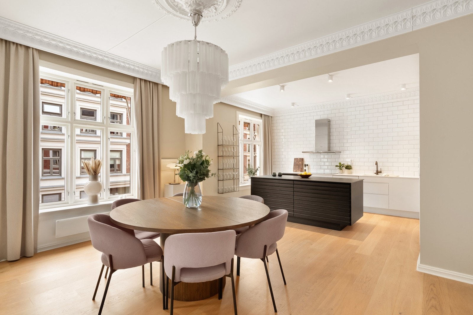 De store vindusflatene slipper inn rikelig med dagslys. Galleribilde