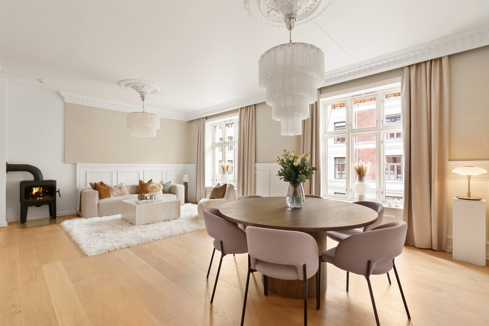 Parkettgulv og slette overflater pusset opp i 2023 gir et moderne preg mot de originale og klassiske detaljene. Galleribilde