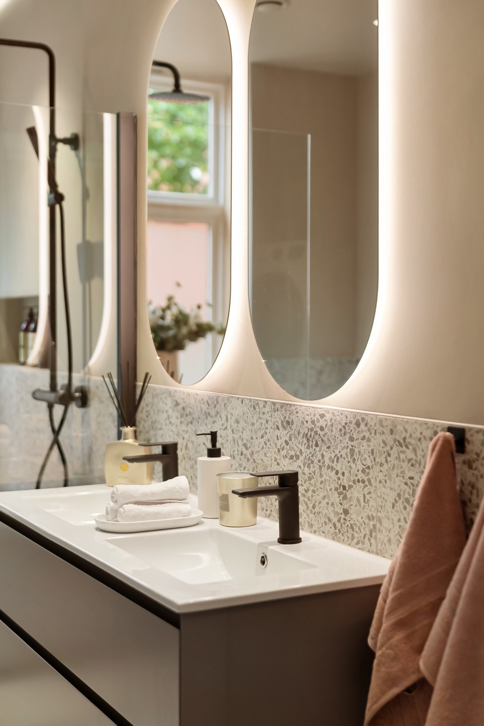 Dobbeltservant i fargen Cocoa brown fra Korsbakken. Appstyrt belysning (Plejd) og spotter i taket. Galleribilde