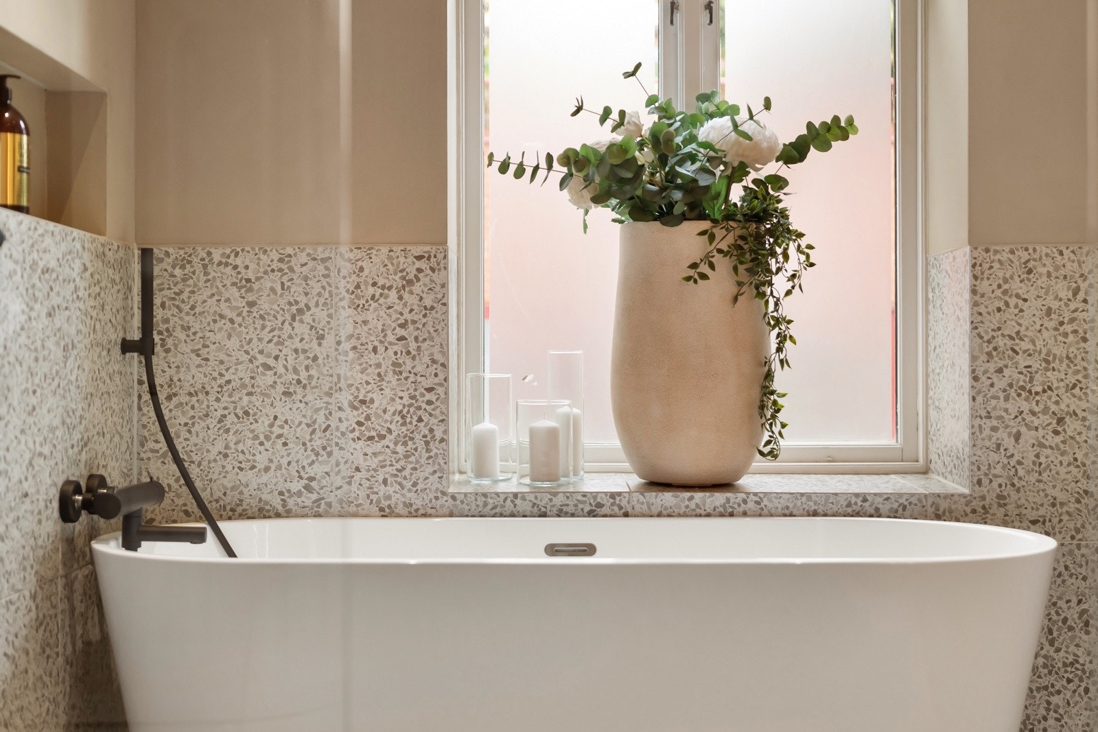 Dusjnisje, dobbel servant, badekar og opplegg for vaskemaskin. Badekarbatteri fra Tapwell. Galleribilde