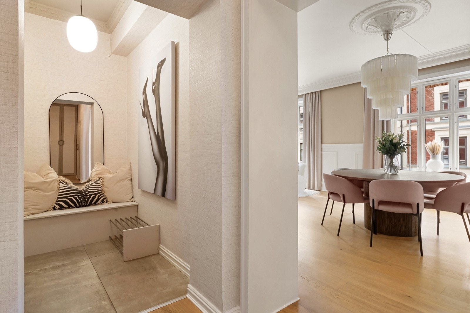 Entréen har en ekslusiv look med tapet fra 2025 og dekorlister, samt håndtak fra Love Handles. Galleribilde