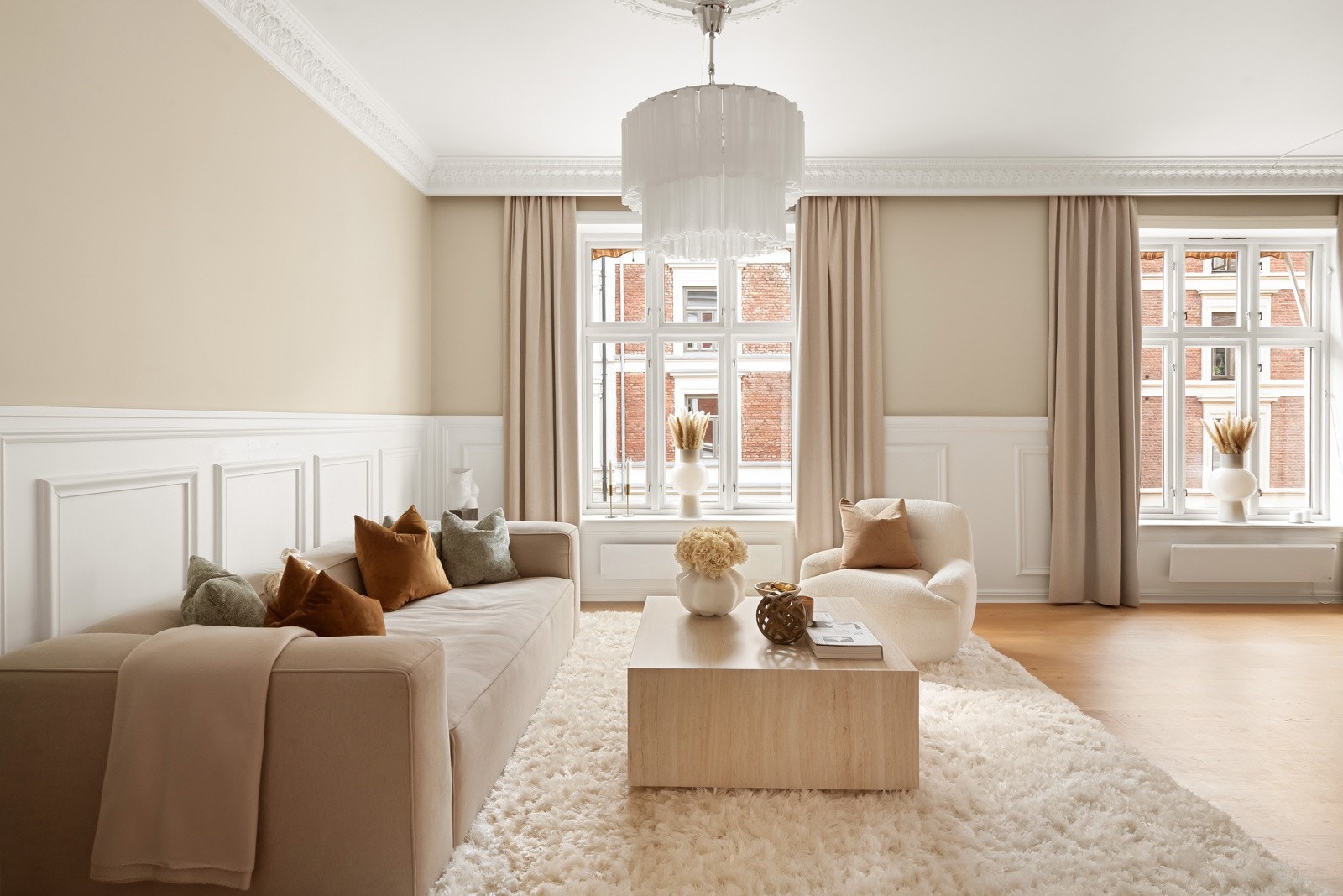 Leiligheten har klassiske og ettertraktede detaljer som rosetter, stukkatur, god takhøyde, samt balkong og peis. Galleribilde