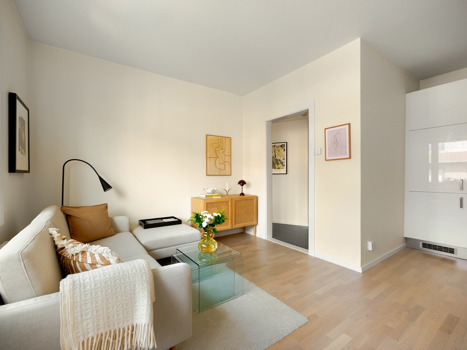 Inne igjen, og nå ser vi fra stua mot entréen. Galleribilde