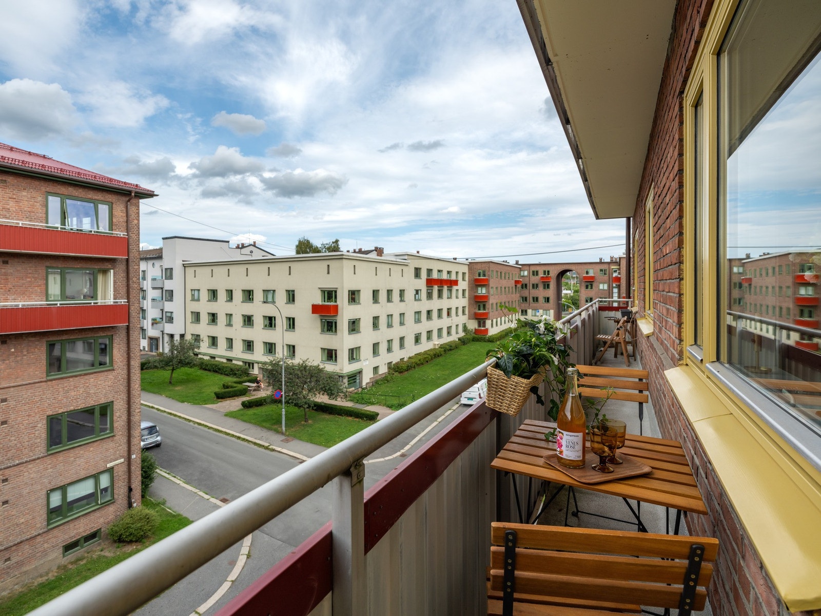 Leiligheten har en vestvendt balkong, med sol fra 15 til solnedgang. Galleribilde