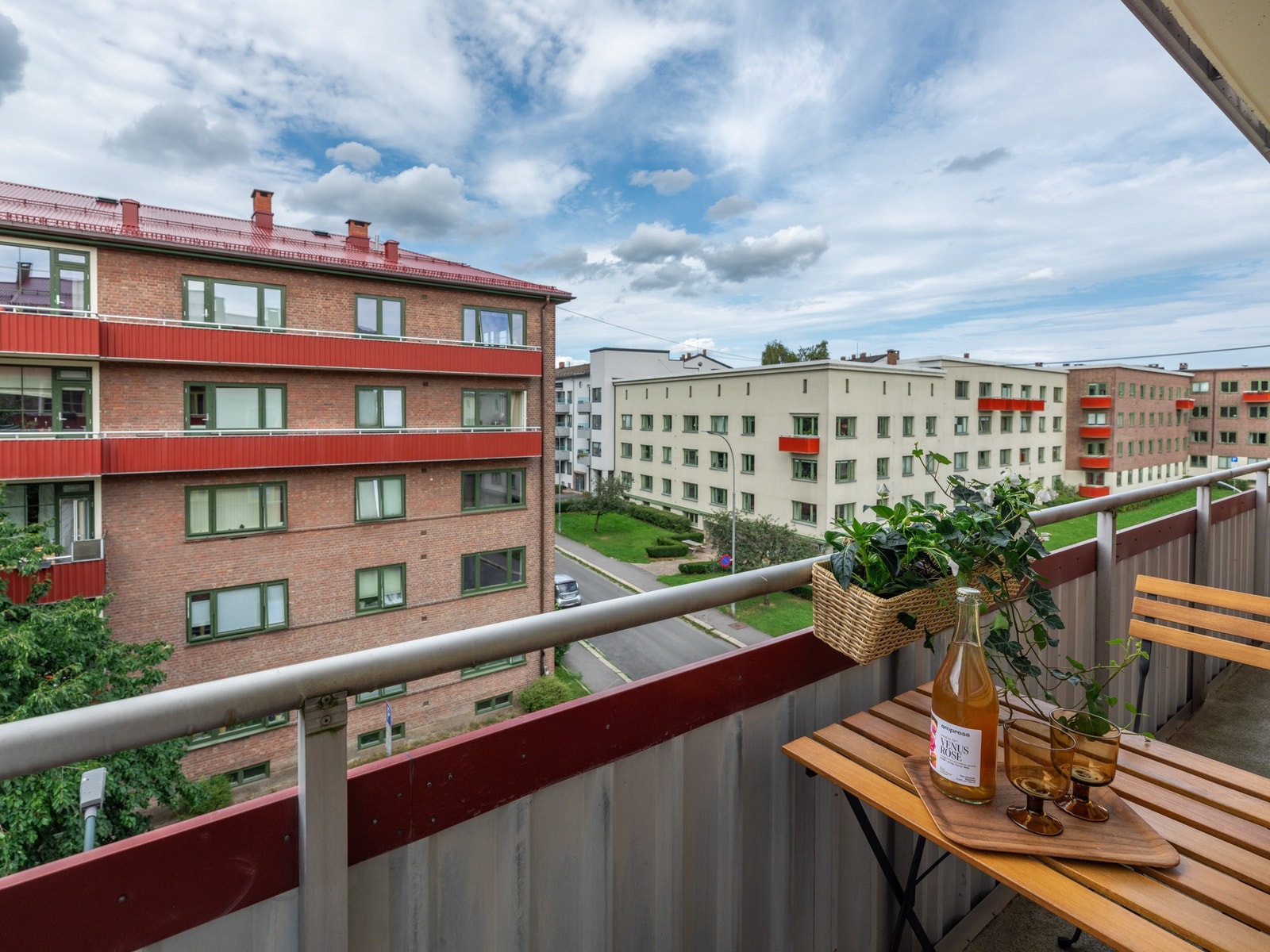 Balkongen utenfor stua er kanskje ikke den største, men jammen er det koselig her ute. Galleribilde