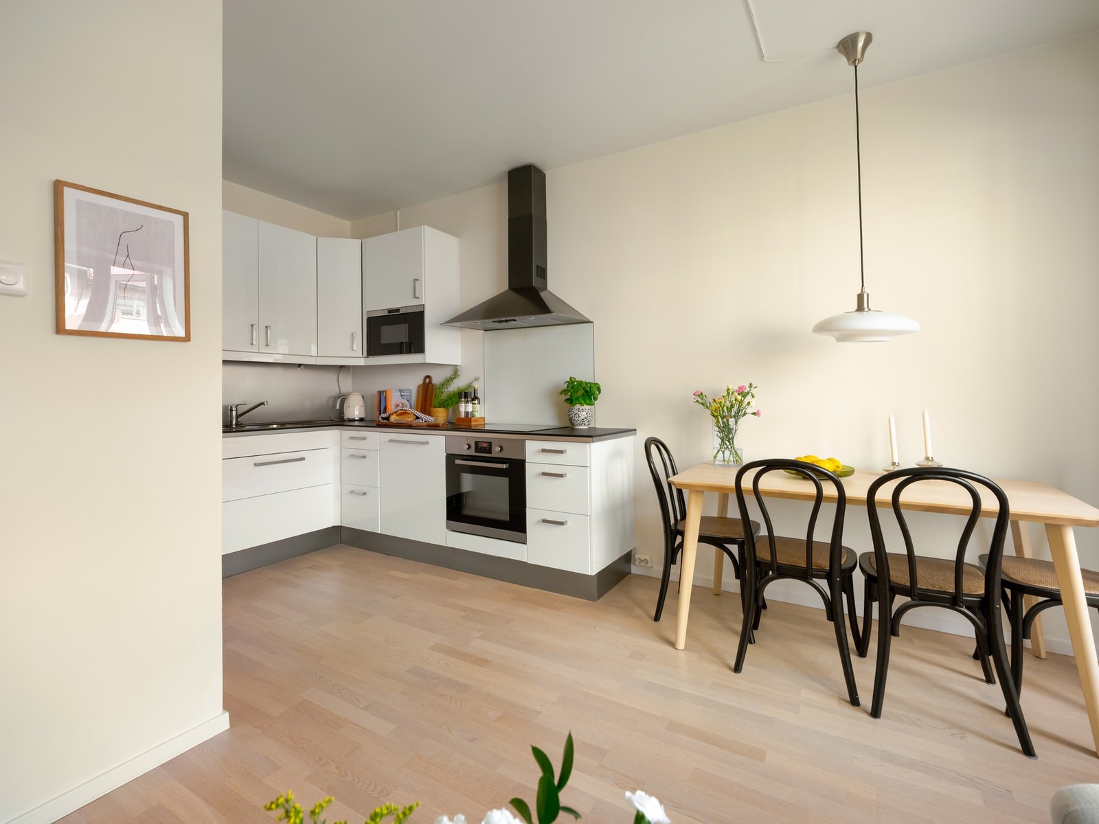 Kjøkkenet er fint separert fra stua, selv om de er i samme rom. God plass til spisebord er det også. Galleribilde