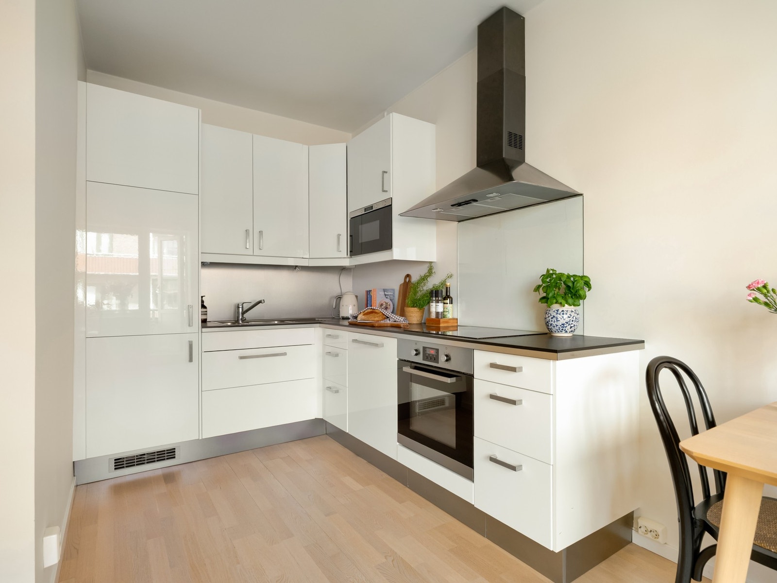 Selve kjøkkenet er av den fine typen, med alle hvitevarer integrerte. Galleribilde