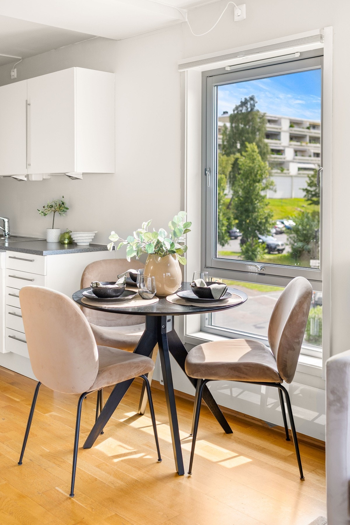 Spiseplass ved vinduet Galleribilde