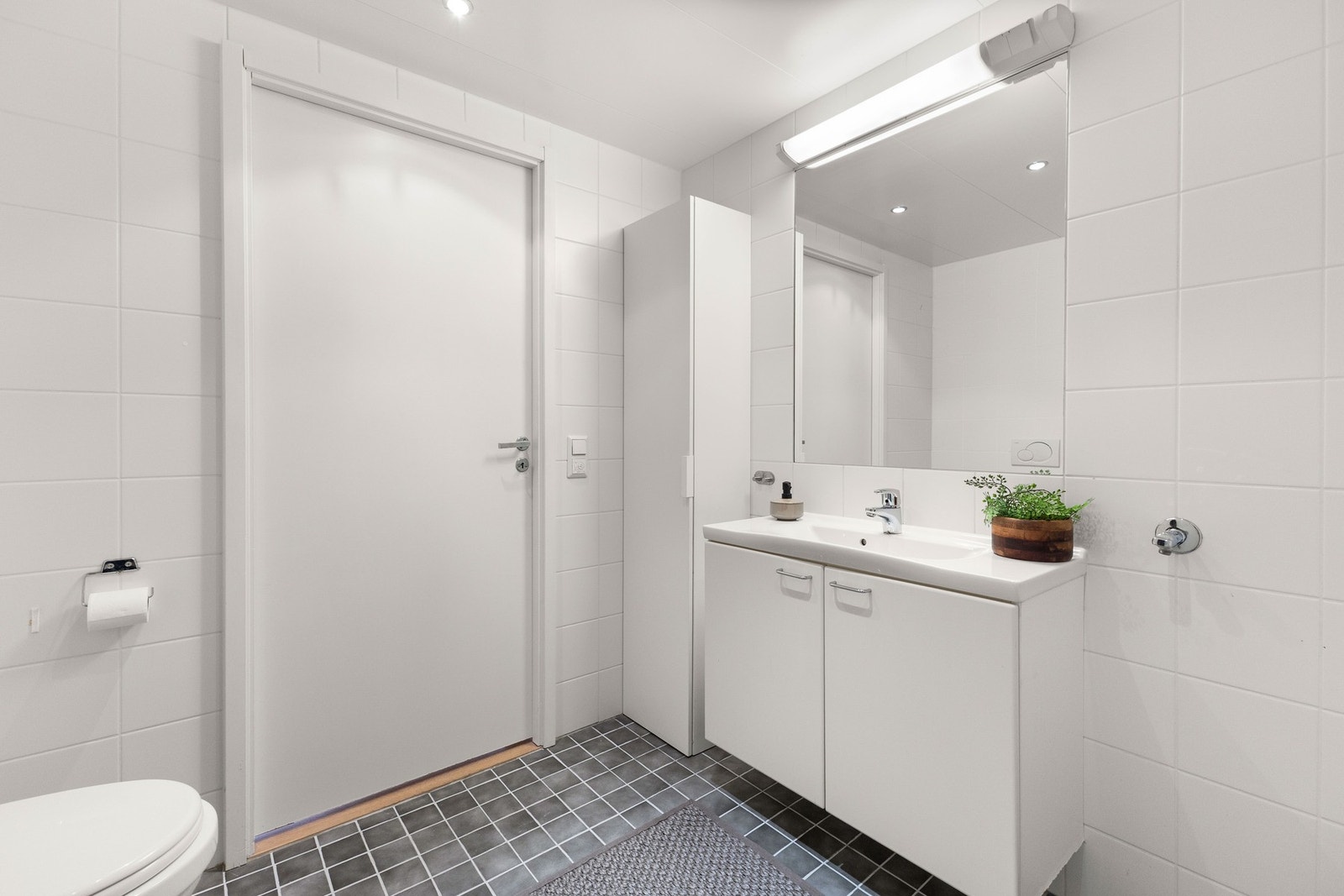 Opplegg til full størrelse vaskemaskin og plass til tørketrommel Galleribilde