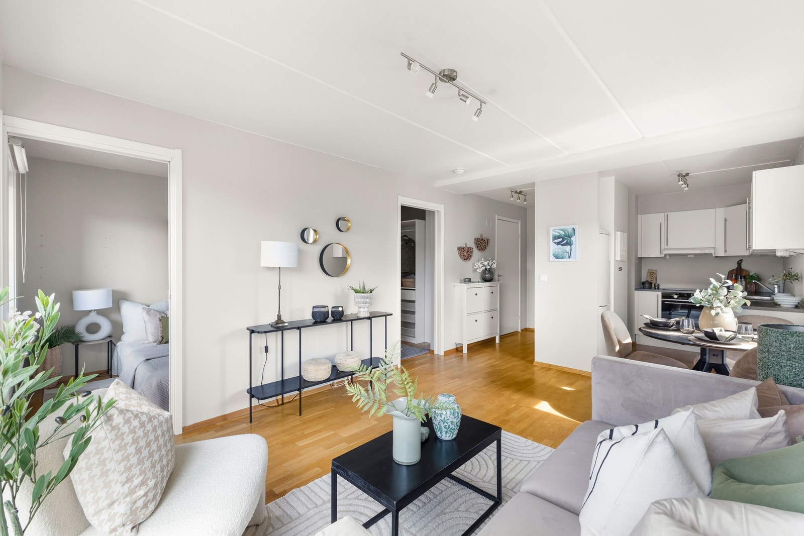 God plass til sofagruppe og spisebord i stuen Galleribilde