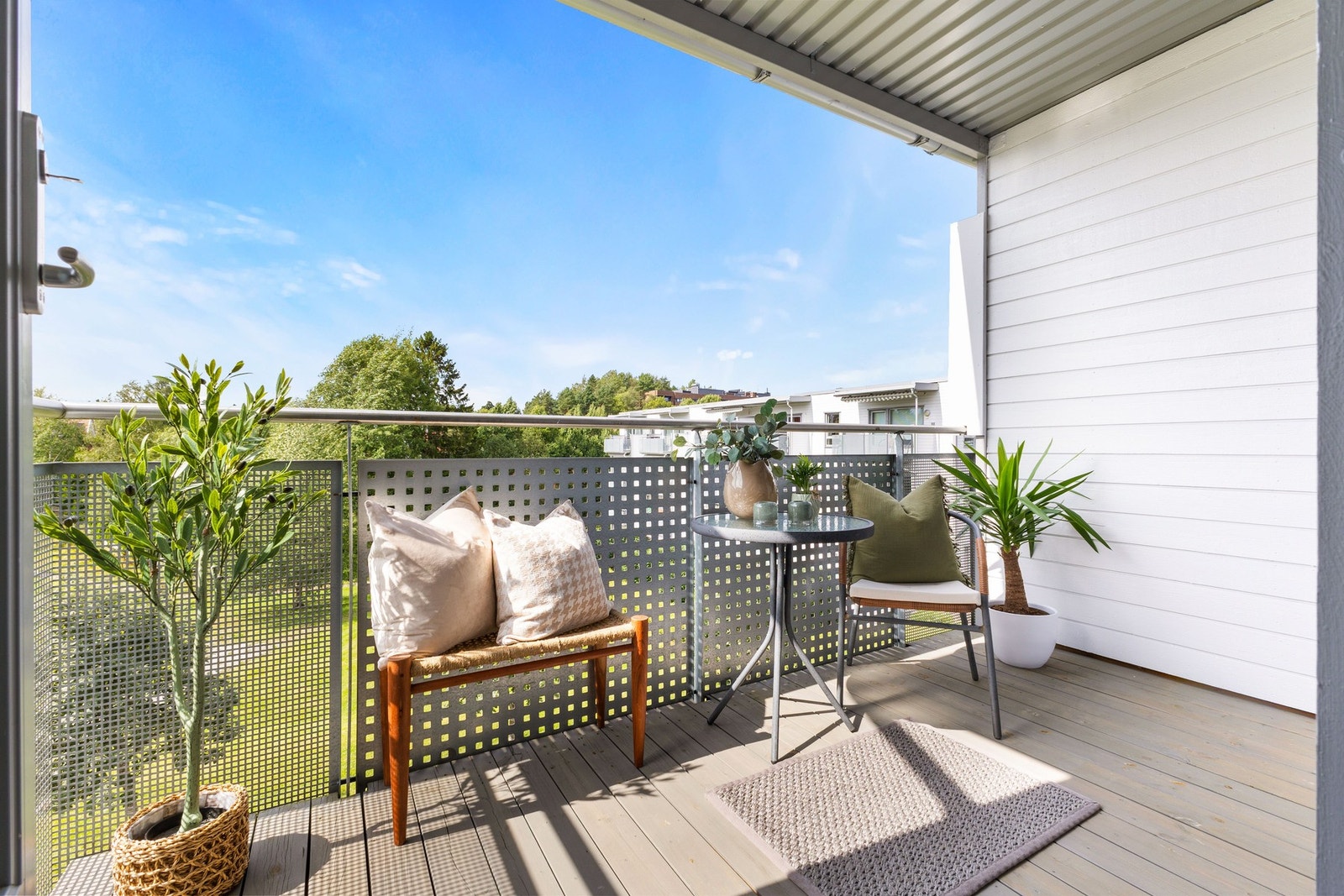 Lys og pen 2-roms endeleilighet i 3. etasje med garasje, heis og solrik balkong på 6 kvm Galleribilde