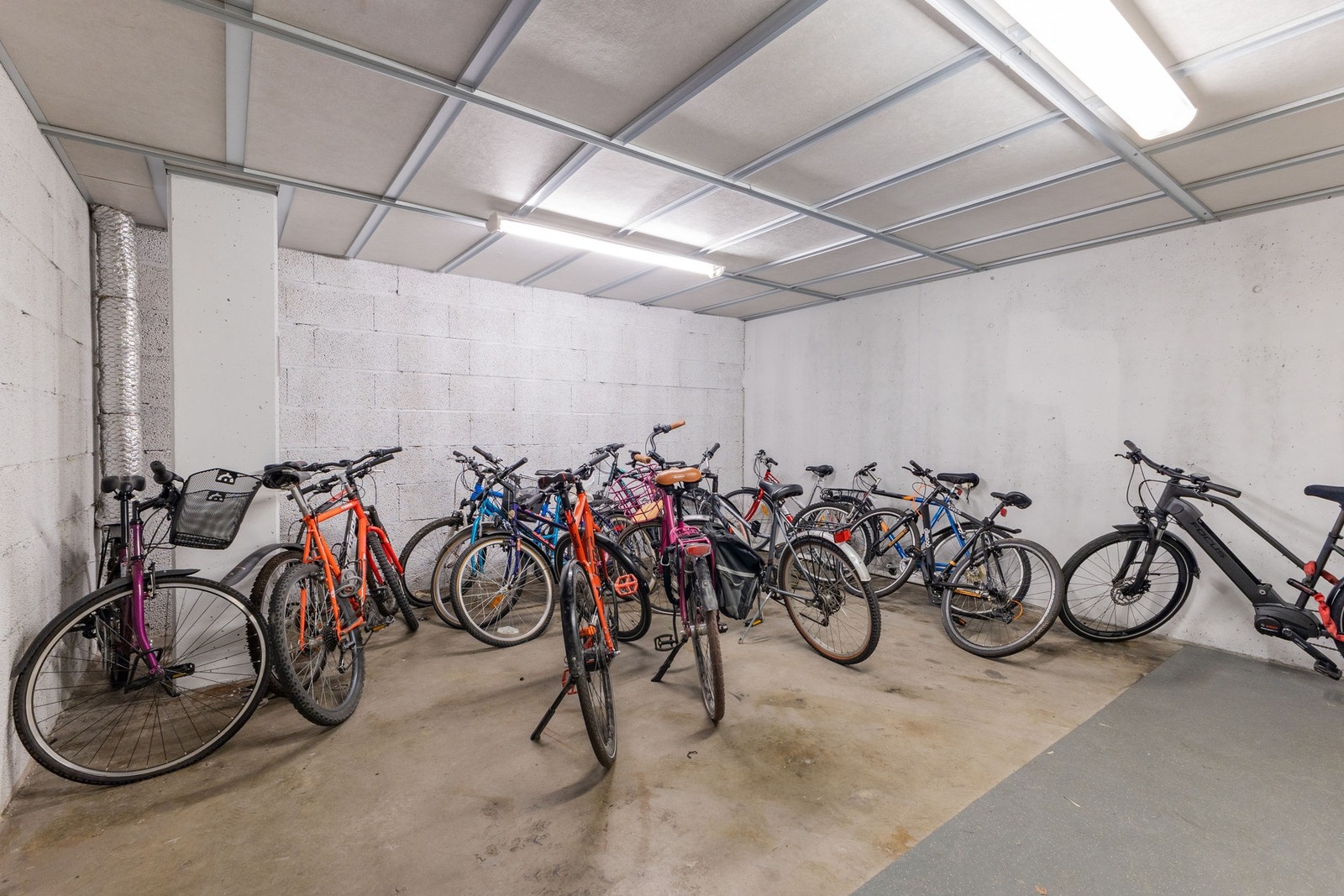 Felles sykkelbod i kjeller + kjellerbod Galleribilde