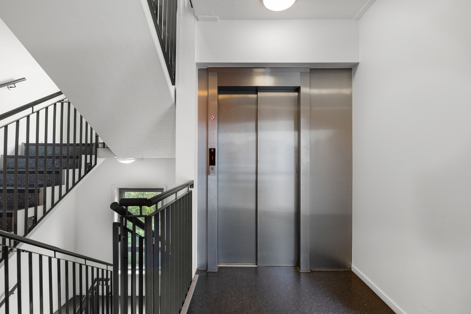 Enkel trappefri heisadkomst til leilighetsplan og garasjeplan Galleribilde