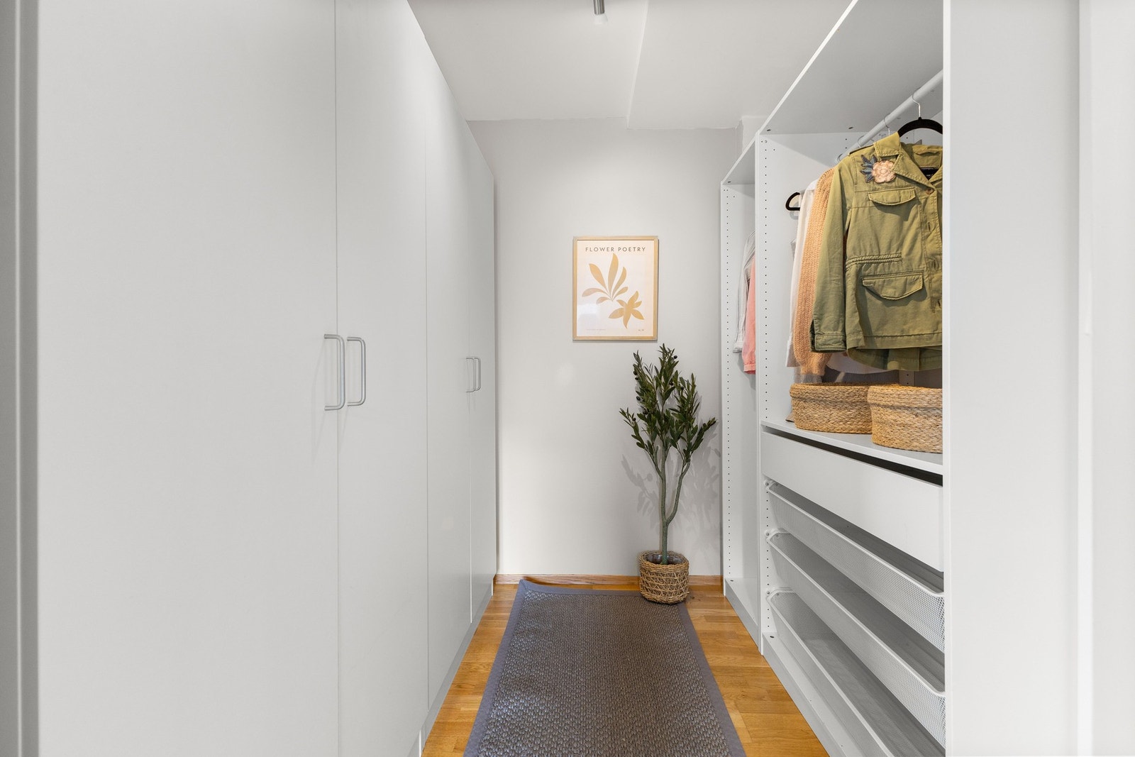 Walk-in closet/garderoberom Galleribilde