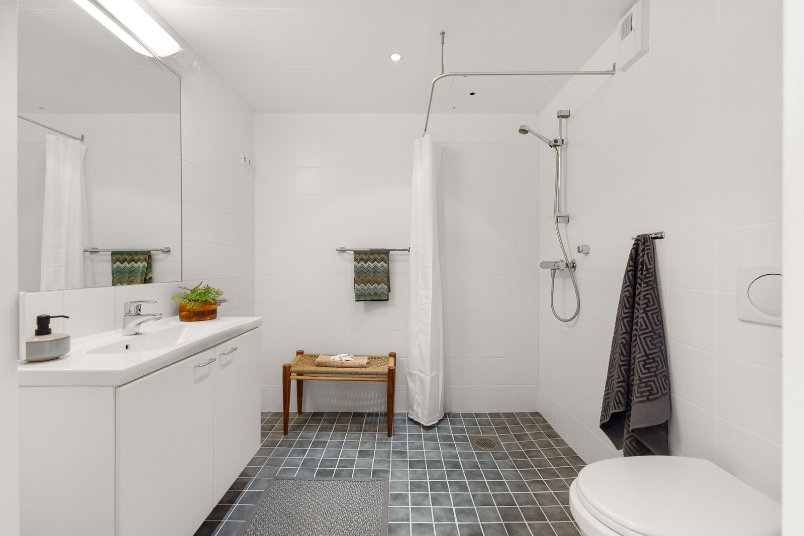 Pent og romslig bad Galleribilde