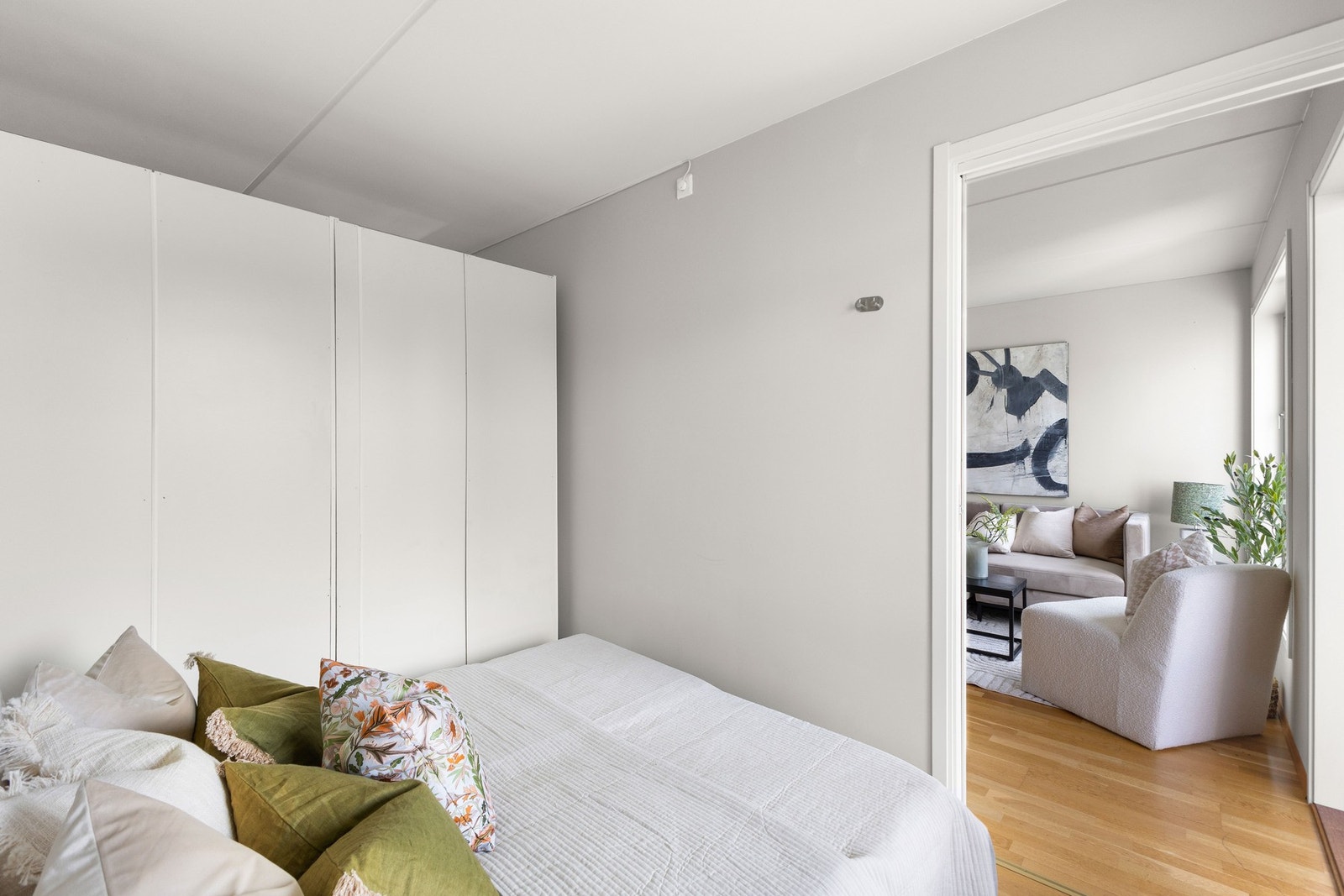 Soverom som er inndelt i soverom og walk-in closet. Kan enkelt tilbakeføres til stort soverom om ønskelig Galleribilde