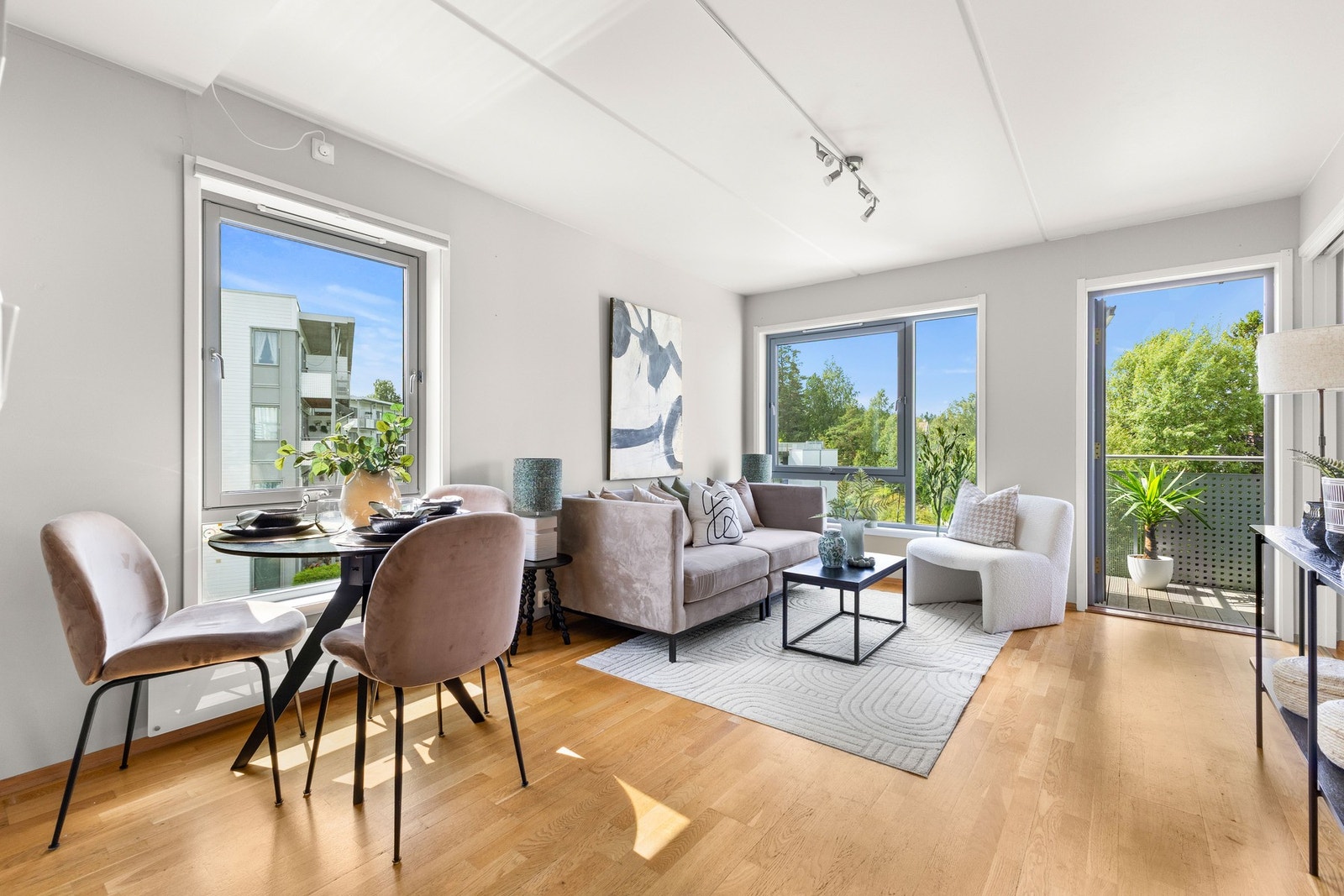 PrivatMegler Stefan Safri ønsker velkommen til Skullerudskogen 9 Galleribilde