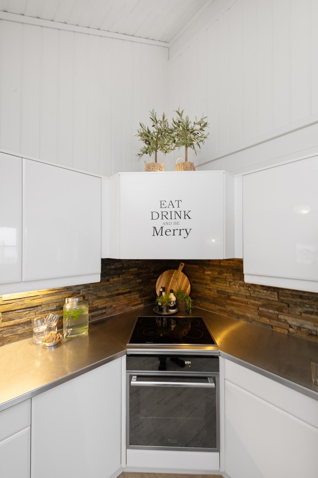 Stilrent kjøkken med innebygde hvitevarer. Galleribilde